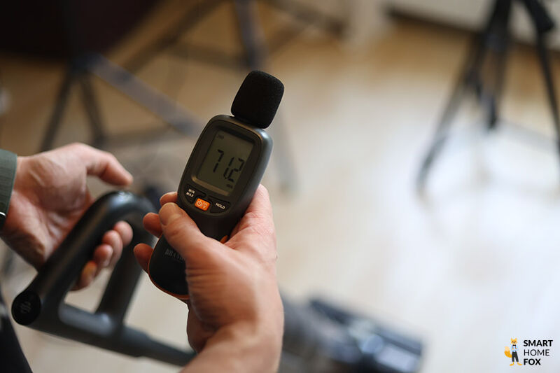 Dezibel-Messgerät zeigt 71,2 dB an.